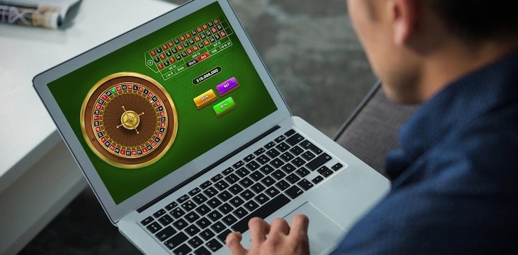 Pemain cash77 menganalisis kartu sebelum mengungkap di meja Capsa Banting